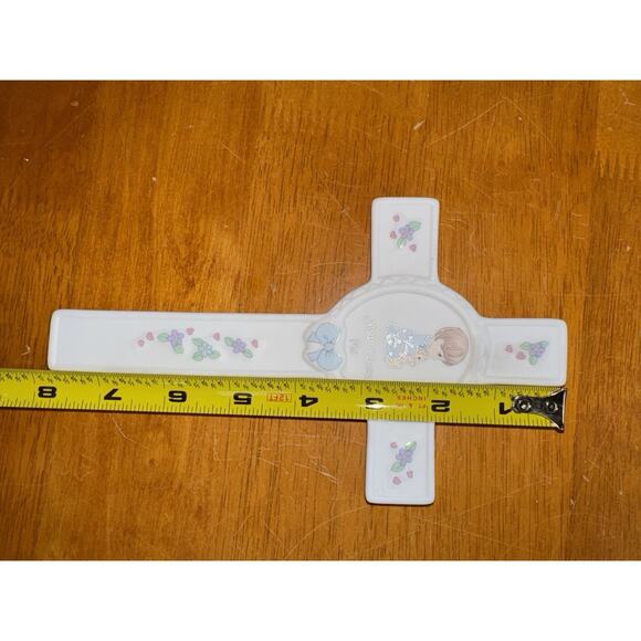Vintage Precious Moments Jesus Loves Me Porcelain Cross Wall Hanging (Boy) - Picture 7 of 7